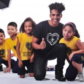 A alegria tomou conta da criançada da LBV ao lado do cantor Vinícius D' Black. 
