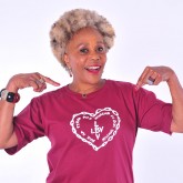 A consagrada atriz e cantora brasileira Dhu Moraes, que já participou diversas vezes da Campanha de Natal da LBV, novamente vestiu a camisa da Solidariedade. 
