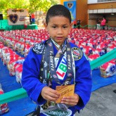 Rio de Janeiro — Famílias de diversas comunidades do Rio recebem apoio da LBV para um Natal mais feliz e farto.
