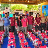 Rio de Janeiro, RJ — A equipe do Movimento dos Escoteiros que participaram da arrecadação dos alimentos do Grupo Pão de Açúcar, ladeados pelo Cel. Marcelo Hess, subsecretário de estado da Defesa Civil do RJ, Eliel Brum, representante da LBV no Estado do RJ, Cel Bruno Braga, superintendente operacional da Defesa Civil do RJ, Tenente coronel Paulo Costa, comandante da coordenadoria de embarcações e resgate do CB e Pedro Paulo Torres, da Super Rádio Brasil AM 940. 
