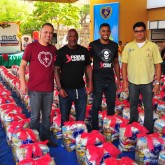 Rio de Janeiro, RJ — O preparador fisico Rogério Camões posa com os representantes da LBV na entrega de cesta da LBV em Del Castilho.

