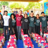 Rio de Janeiro, RJ — Amigos de Boa Vontade que ajudaram na divulgação da Campanha de Natal da LBV também estiveram presentes durante a entrega das cestas de alimentos para as famílias em situação de vulnerabilidade social. 
