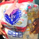 Rio de Janeiro, RJ — Cada cesta contém: arroz, feijão, óleo, açúcar, café, leite em pó, macarrão, farinha de mandioca, massa para bolo, goiabada, gelatina, fubá, farinha de trigo, extrato de tomate, sal. Itens essenciais e básicos para ajudar no sustento de uma família.
