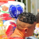 Rio de Janeiro, RJ — Cada cesta tem arroz, feijão, óleo, açúcar, leite em pó, macarrão, farinha de mandioca e de trigo, fubá, goiabada, gelatina, massa para bolo, extrato de tomate e sal. Itens essenciais e básicos para ajudar no sustento da família.
 
