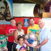 Santos, SP — Com esta campanha, que é permanente, a LBV uniu esforços com parceiros e com o povo brasileiro e vai beneficiar 50 mil famílias que vivem em situação de pobreza em todo o Brasil atendidas ao longo do ano pela Instituição e por organizações parceiras.
