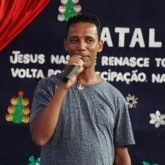 Santos, SP — O atendido Anderson Ferreira Brito, pai da Monique, de 10 anos, recebeu o presente da Legião da Boa Vontade e agradeceu, com muito carinho, o auxílio da Instituição. 