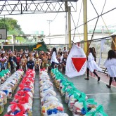 Belo Horizonte, MG — Meninos e meninas atendidos pela Legião da Boa Vontade realizaram apresentações culturais, dando as boas-vindas às famílias e às autoridades presentes na entrega das cestas de alimentos da Campanha Natal Permanente da LBV — Jesus, o Pão Nosso de cada dia!.
