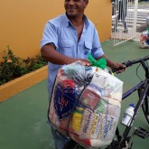 Araxá, MG — O sr Silvio Lima, atendido pela LBV no Programa Vivência Solidária, leva com alegria a cesta de alimentos e a certeza de um Natal mais farto e mais feliz.
