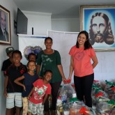Araxá, MG — Família atendida pela LBV recebe com satifação a cesta de alimentos. 