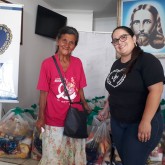 Araxá, MG — A dona Maria Marina de Jesus, de 72 anos, recebeu a cesta de alimentos da LBV e fez questão de agradecer aos colaboradores pelo importanto apoio dado à Instituição.