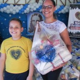 São José do Rio Preto, SP — A atendida Daiana Cristina dos Santos, mãe de Gustavo, de 10 anos, foi uma das beneficiadas. Sobre a ação, declarou: “É um privilégio ter comida na mesa, com certeza será um Natal bem mais feliz. Sete pessoas serão beneficiadas na minha casa, a cesta vai ajudar bastante porque estou desempregada e quem trabalha é somente meu marido e meu enteado. Só tenho a agradecer a LBV por toda ajuda, educação, todo apoio que tem dado a nós. Sou infinitamente grata por tudo”.
