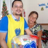 São Vicente, SP — Ao receberem suas cestas de alimentos, as famílias têm a certeza de que terão um digno fim de ano.
 
