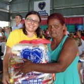 Registro, SP — Cada cesta tem arroz, feijão, óleo, açúcar, leite em pó, macarrão, farinha de mandioca e de trigo, fubá, goiabada, gelatina, massa para bolo, extrato de tomate e sal. Itens essenciais e básicos para ajudar no sustento da família.
 
