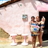 Irauçuba, CE — A felicidade está estampada nos rostos das familias da comunidade São Joaquim, zona rural do município, que recebem as cestas de alimentos da Campanha Natal Permanente da LBV. A Dona Maria Aurineide contou pra nossa equipe: 