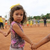 Aparecida de Goiânia, GO — No semblante desta criança, a triste realidade vivida pelas famílias da comunidade Vale do Sol e Continental, que sobrevivem com o pouco que ganham com a venda de materiais recicláveis. E essa situação foi amenizada com a chegada da equipe da LBV. Graças ao apoio dos colaboradores, mais de 200 famílias da comunidade receberam a cesta de alimentos, contendo a garantia de um Natal mais digno e feliz. :)