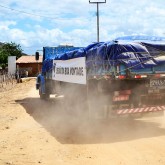 Irauçuba, CE — O caminhão carregado de solidariedade e de cestas de alimentos, enfrenta os desafios das estradas de chão para fazer a felicidade das famílias beneficiadas pela Campanha Natal Permanente da LBV — Jesus, o Pão Nosso de cada dia!.
