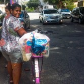 Ipatinga, MG — Com a garantia de um Natal melhor e mais digno, mãe se sente feliz ao receber a cesta de alimentos da Campanha de Natal da Legião da Boa Vontade.