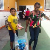 Ipatinga, MG — Juntos, carregando a cesta com mais de 25kg, mãe e filho retornam para casa com a certeza de um Natal mais digno e um fim de ano mais feliz.