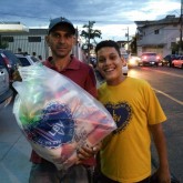 Franca, SP — O sr. Luis Antônio e o filho Vitor Hugo levam para a casa a certeza de um Natal mais feliz. A iniciativa é a conclusão do atendimento realizado ao longo do ano pela LBV.
