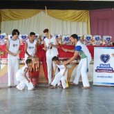 Jordânia, MG — Com muita energia, o grupo de capoeira do Serviço de Convivência e Fortalecimento dos Vínculos (SCFV), do Centro de Referência de Assistência Social, da região, abrilhantou a cerimônia de entrega das cestas de alimentos da Campanha de Natal da Legião da Boa Vontade.
