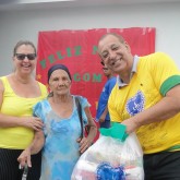 Araguari, MG — A campanha de Natal da LBV leva às famílias a Solidariedade e a certeza de ceia farta com as cestas de alimentos. Na foto, à esqueda, a sra. Maria José de Souza, assistente social da Casa dos Conselhos, participa da entrega das cestas de alimentos.
