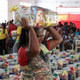 São Vicente, SP — A alegria em receber a cesta de alimentos era visível no rosto das famílias atendidas pela LBV.

