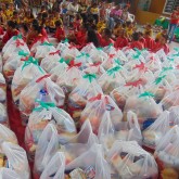 Ipatinga, MG —  Diversas famílias em situação de vulnerabilidade social atendidas pela Legião da Boa Vontade ao longo do ano receberam nesta manhã as cestas de alimentos arrecadados por meio da campanha Natal Permanente da LBV — Jesus, o Pão Nosso de cada dia!.
