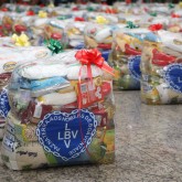 Cubatão, SP — A cesta de alimentos tem 18 quilos e contém itens básicos para ajudar no sustento da família, como arroz, feijão, óleo, açúcar, leite em pó, macarrão, farinha de mandioca e de trigo, goiabada, gelatina, massa de tomate e sal.
