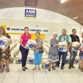 Rio Branco, AC — A entrega das cestas de alimento contou com a presença de voluntários, que ajudaram a levar o conforto aos corações das famílias que vivem em situação de vulnerabilidade social.