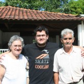 Eu, minhas irmãs Livia, Laura e Victória, meu pai Claudemar e minha mãe Roseli Monteiro homenageamos duas pessoas muito queridas em nossas vidas, o Clayton Ferreira e Iderma Ferreira, que se encontram no Mundo Espiritual. Na foto estão: Iderma, Clayton e Aurélio Ferreira. (Mayla Ferreira)