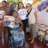 Rio Verde, GO — Por meio da campanha Natal Permanente da LBV – Jesus, o Pão Nosso de cada dia!, famílias do interior de Goiás recebem a cesta de alimentos contendo arroz, feijão, óleo, açúcar, leite em pó, café, macarrão, farinha de mandioca e de trigo, fubá, goiabada, massa para bolo, extrato de tomate, goiabada, gelatina, entre outros.