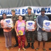 Aparecida de Goiânia, GO — Centenas de famílias dos bairros Continental, Vale do Sol e Terra do Sol receberam a cesta de alimentos arrecadada por meio da Campanha Natal Permanente da LBV – Jesus, o Pão Nosso de cada dia!.
