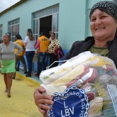 Divisópolis, MG — Graças à Campanha de Natal da LBV, famílias da região do Vale do Jequitinhonha — que reúne 30 municípios em situação de extrema pobreza — levaram para casa uma cesta de alimentos e a certeza de uma ceia farta neste fim de ano.  
