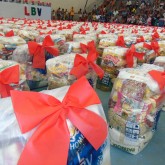 Cariacica, ES — Seguindo o Roteiro Solidário no Espírito Santo, em 12 de dezembro, foi realizada a cerimônia de entrega das cestas para 400 famílias que vivem em vulnerabilidade social e são acompanhadas pelos Centro de Referência de Assistência Social (Cras) e Centro de Referência Especializado de Assistência Social (Creas) do município.
