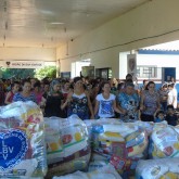 Ponta Porã, MS — Antes da entrega das cestas de alimentos, todos os presentes realizaram a Prece Ecumênica ensinada por Jesus, o Pai-Nosso, num gesto de gratidão pelo momento tão especial.
