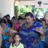 Ponta Porã, MS — Antes da entrega das cestas de alimentos, todos os presentes realizaram a Prece Ecumênica ensinada por Jesus, o Pai-Nosso, num gesto de gratidão pelo momento tão especial.
