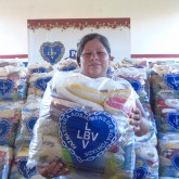 Ponta Porã, MS — Famílias em situação de vulnerabilidade social levam para seus lares a certeza de mesa farta no fim de ano: cestas de alimentos da campanha de Natal da LBV.
