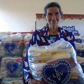 Ponta Porã, MS — No semblante da atendida, a felicidade em ter nas mãos a cesta de alimentos que é a certeza de um Natal mais digno e feliz.
