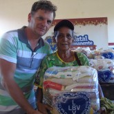 Ponta Porã, MS — O sr. Silvano Artur Busch Vergtuz, diretor da Escola Municipal Professora Conceição Capiberibe Saldanha, local onde foi realizada a entrega das cestas de alimentos, parabenizou o trabalho da LBV. “Na nossa comunidade há famílias que realmente precisam e que vivem em situação de pobreza. Hoje, saíram daqui carregando a única certeza de um Natal mais feliz. A vocês, que são verdadeiros anjos na vida de milhares de pessoas, o nosso agradecimento”, disse.
