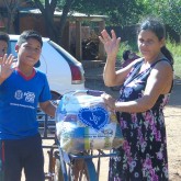 Ponta Porã, MS — Famílias em situação de pobreza, que são atendidas pela LBV ao longo do ano, levam para seus lares a certeza de mesa farta no fim de ano: cestas de alimentos de sua tradicional Campanha de Natal.
