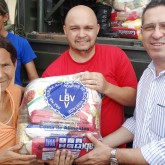 Rondonópolis, MT — Com esta campanha, que é permanente, a LBV uniu esforços com parceiros e com o povo brasileiro e vai beneficiar 50 mil famílias que vivem em situação de pobreza em todo o Brasil atendidas ao longo do ano pela Instituição e por organizações parceiras.

 
