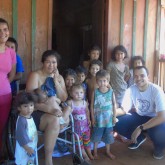 Ponta Porã, MS — A família da dona Maria Helena, cadeirante em virtude de um acidente de moto, mora em uma casa de madeira pequena, de chão batido, onde mora com seus sete filhos e três netos. Ainda assim, nunca perde as esperanças. Ao receber a cesta de alimentos da LBV, foi logo pegando a gelatina para fazer para sua familia, pois fazia muito tempo que não comiam.
