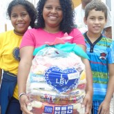 Campo Grande, MS — A alegria em receber a cesta de alimentos era visível no rosto das famílias atendidas pela Legião da Boa Vontade.
