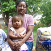 Dourados, MS — Ao receberem suas cestas de alimento, as famílias têm a certeza de que terão um Natal mais feliz. Assim, elas voltam para os seus lares com a esperança fervendo em seus corações.
