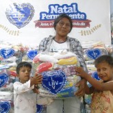 Dourados, MS — A sua colaboração traz alegria e esperança a centenas de famílias que vivem em situação de vulnerabilidade social. Os atendidos, ao receberem a cesta de alimentos, voltaram para os seus lares com a garantia de um Natal mais feliz.
