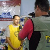 Dourados, MS — O gestor administrativo regional da LBV, Paulo Murilo Rosa, concede entrevista à TV RIT (Rede Internacional de Televisão), presente na entrega das cestas de alimentos às famílias indígenas do município.
