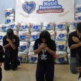 Dourados, MS — Os jovens indígenas fizeram uma apresentação de boas-vindas à LBV e agradeceram as cestas de alimento recebidas.
