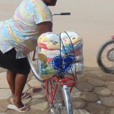 Montes Claros, MG — Ao receber a cesta de alimentos da LBV, atendida volta para casa feliz e com a esperança de um fim de ano melhor. A você, que colaborou com esta importante ação da Entidade, o nosso muito obrigado! o/