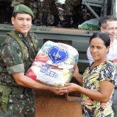 Rondonópolis, MT — Cada cesta tem arroz, feijão, óleo, açúcar, leite em pó, macarrão, farinha de mandioca e de trigo, fubá, goiabada, gelatina, massa para bolo, extrato de tomate e sal. Itens essenciais e básicos para ajudar no sustento da família.
 
