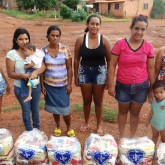 Rondonópolis, MT — Ao receberem suas cestas de alimentos, as famílias têm a certeza de que terão um digno fim de ano.
